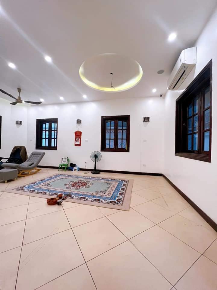 Biệt Thự 200m2 Mặt Phố ven Hồ Tây cần bán