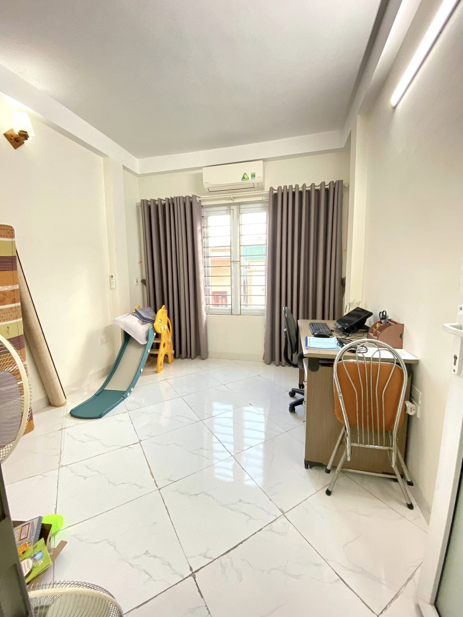 Chủ bán nhà phố Chính Kinh, Thanh Xuân, 4 tầng, 4 ngủ, đủ đồ, vào ở luôn. Giá chỉ hơn 4 tỷ