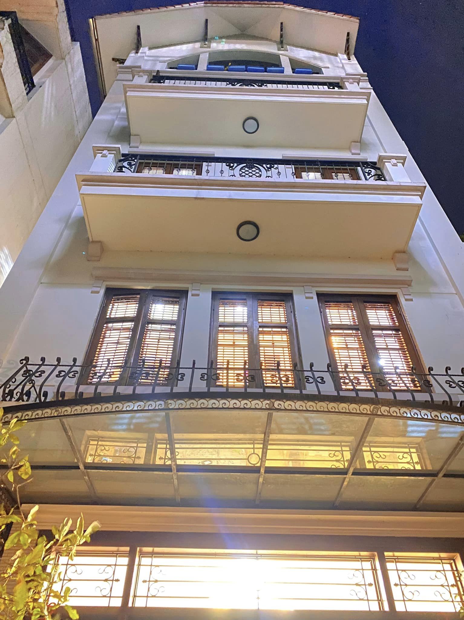 Bán nhà phố Đội Cấn DT 101m 5 tầng mặt tiền rộng 7,5m giá 18,5 tỷ