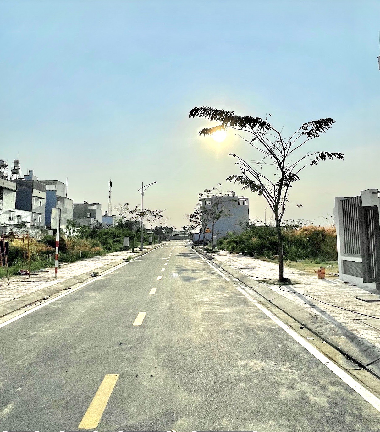 Bán đất phân lô kế chợ đầu mối Hóc Môn, 80m2, sổ hồng riêng, Giá 1.8 tỷ, thổ cư 100%, xây dựng tự do