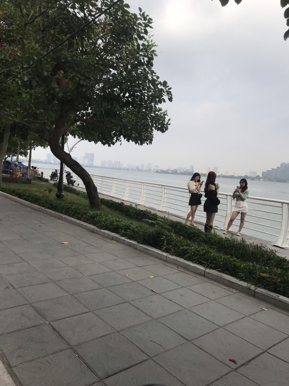 CẦN BÁN NHÀ MẶT HỒ HẠ ĐÌNH 102M 4 TẦNG 2 MẶT TIỀN KINH DOANH Ô TÔ TRÁNH