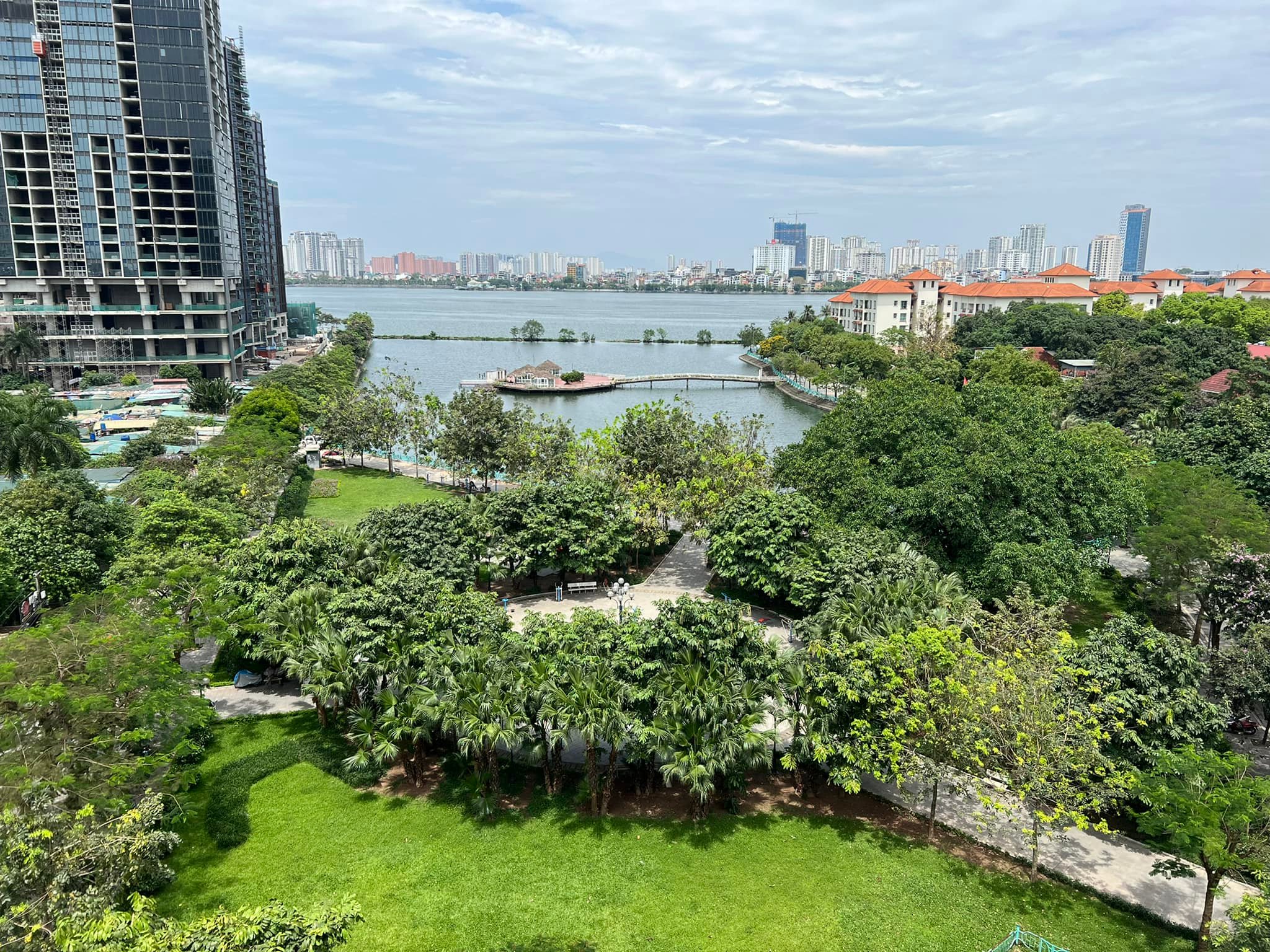 Bán Tòa Dịch Vụ Trăm Tỷ Mặt Phố ven Hồ Tây