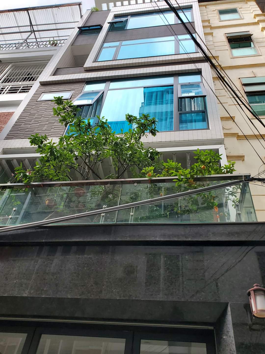 Siêu phẩm VP Lạc Long Quân ô tô tránh dừng đỗ 24h, thang máy, KD VP - SPA 100m – 17.8 tỷ