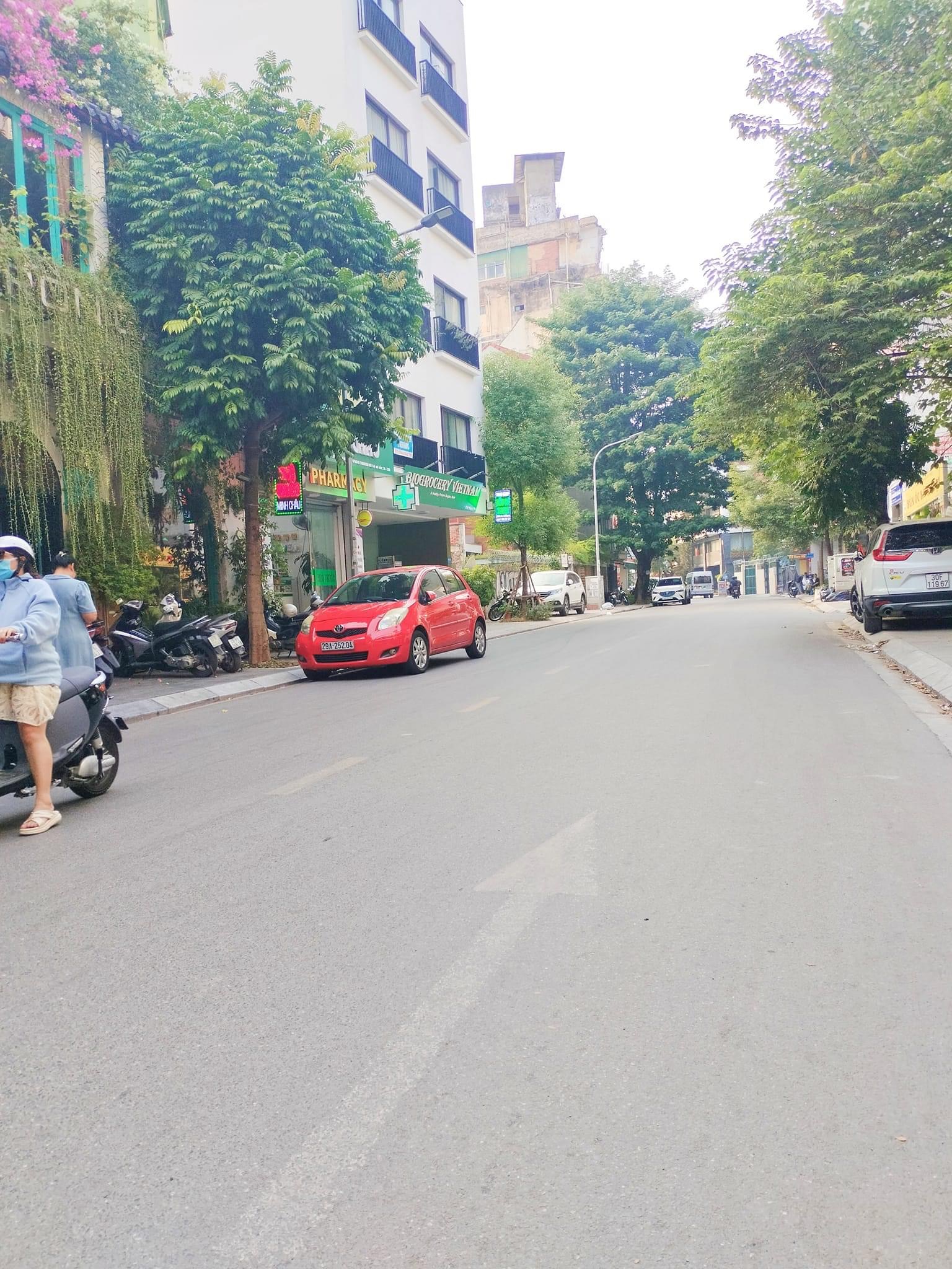 Bán nhà mặt phố quận Cầu Giấy - DT sổ đỏ 217m2, mt 9,8m, giá 39,9 tỷ