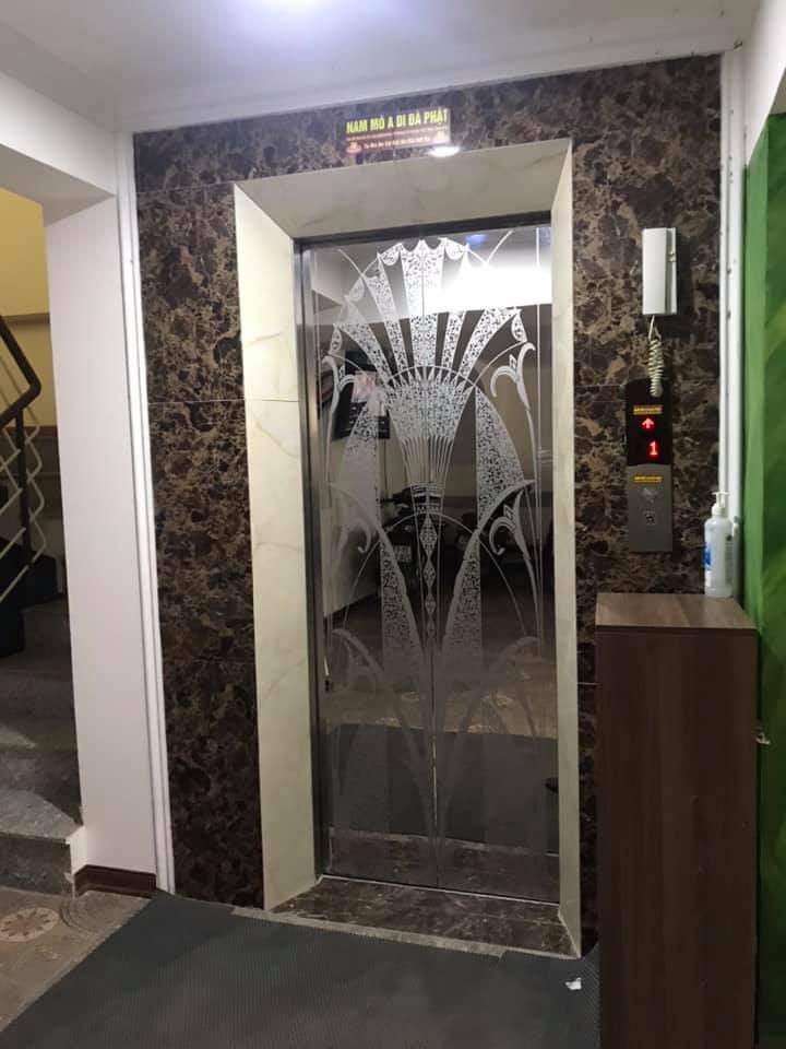 Thang Máy, cách ô tô 20m, Đội Cấn 52m x 6 tầng, MT 4m, giá 6.7 tỷ.