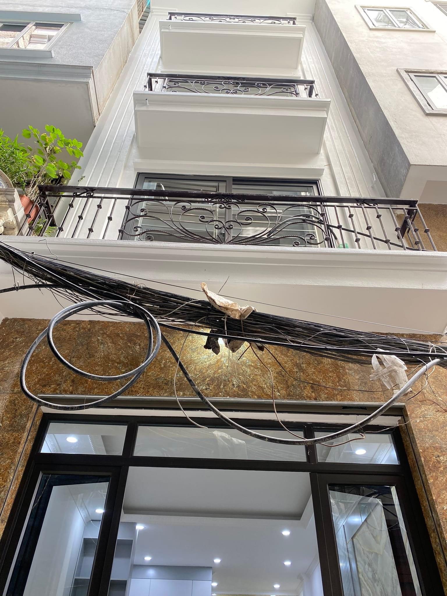 Bán nhà mới xây, có thang máy ở Yên Hoà, Cầu Giấy. 38m2 5 tầng MT 4m giá nhỉnh 6 tỷ. Ô tô đỗ cửa