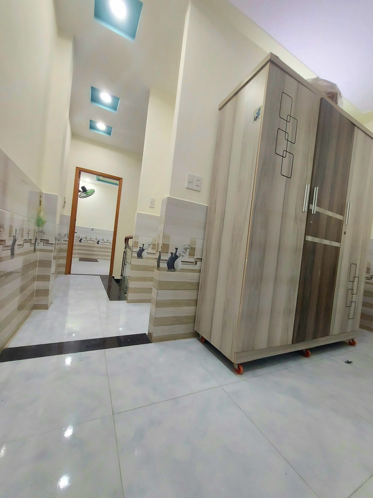 Bán nhà Lạc Long Quân- Sát Mặt Tiền Đường-Nhà Mới Ở Ngay- 40m2 Ngang 4m- Dưới 4 Tỷ.