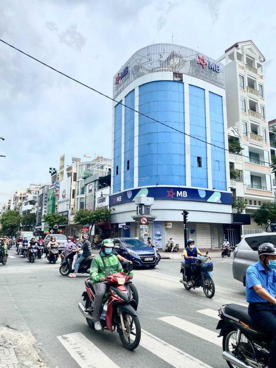 Bán góc 2 MT 569 Nguyễn Đình Chiểu, P2, Q3 DT (8.5x9m) trệt 6 lầu HDT 140tr/th LH 0395 946 666