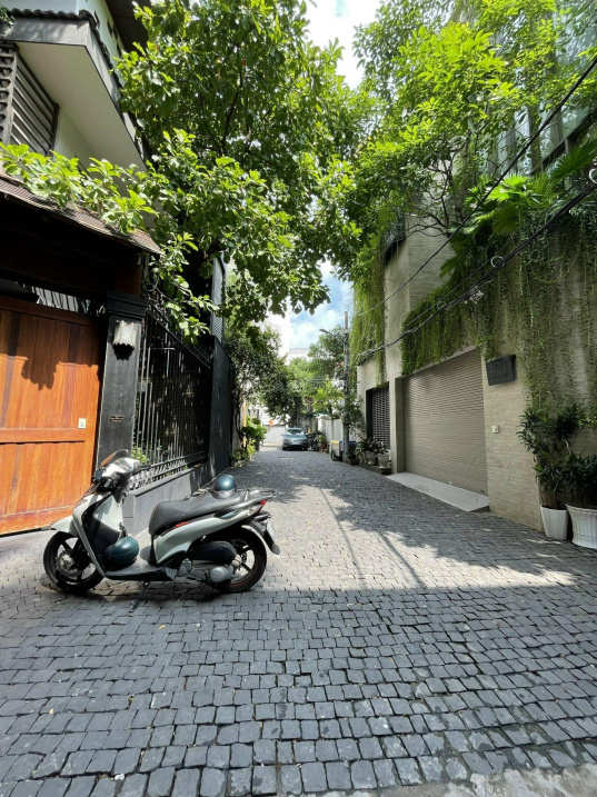 Bán nhà HXH 139, đường Nguyễn Đình Chính, Quận Phú Nhuận, DT 9.2mx20m