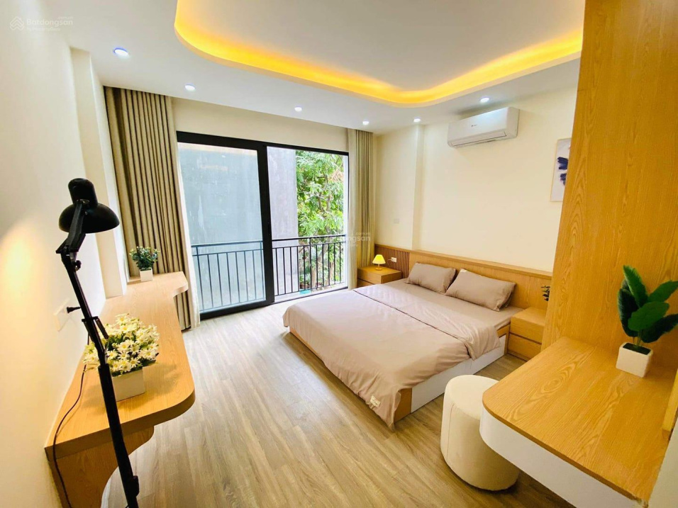 Bán nhà Phố Trạm, Long Biên, mặt tiền 4m, 5 tầng, giá 3.55 tỷ, ô tô đỗ cửa, đẹp long lanh