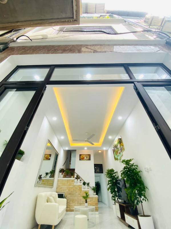 Bán nhà ngõ 89 Lạc Long Quân dt 46 m2x4t đẹp vào ở luôn 5,5 tỷ