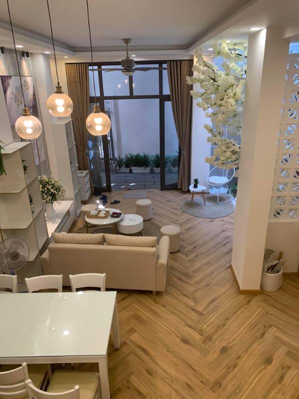 Cần bán gấp nhà Mặt Ngõ 530 đường Láng 6.9 tỷ, 52m2, oto cách 10m