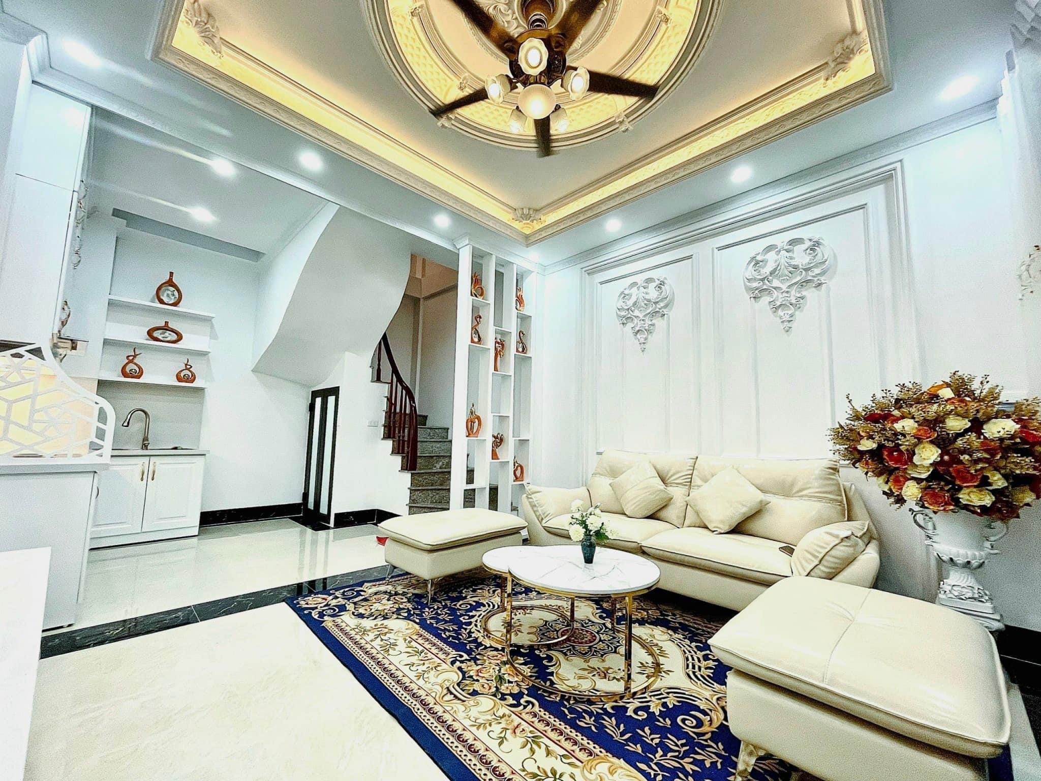 Nhà Đê La Thành cách phố 50m đẹp như khách sạn, Diện tích 46m2 5 tầng giá 4.85 tỷ