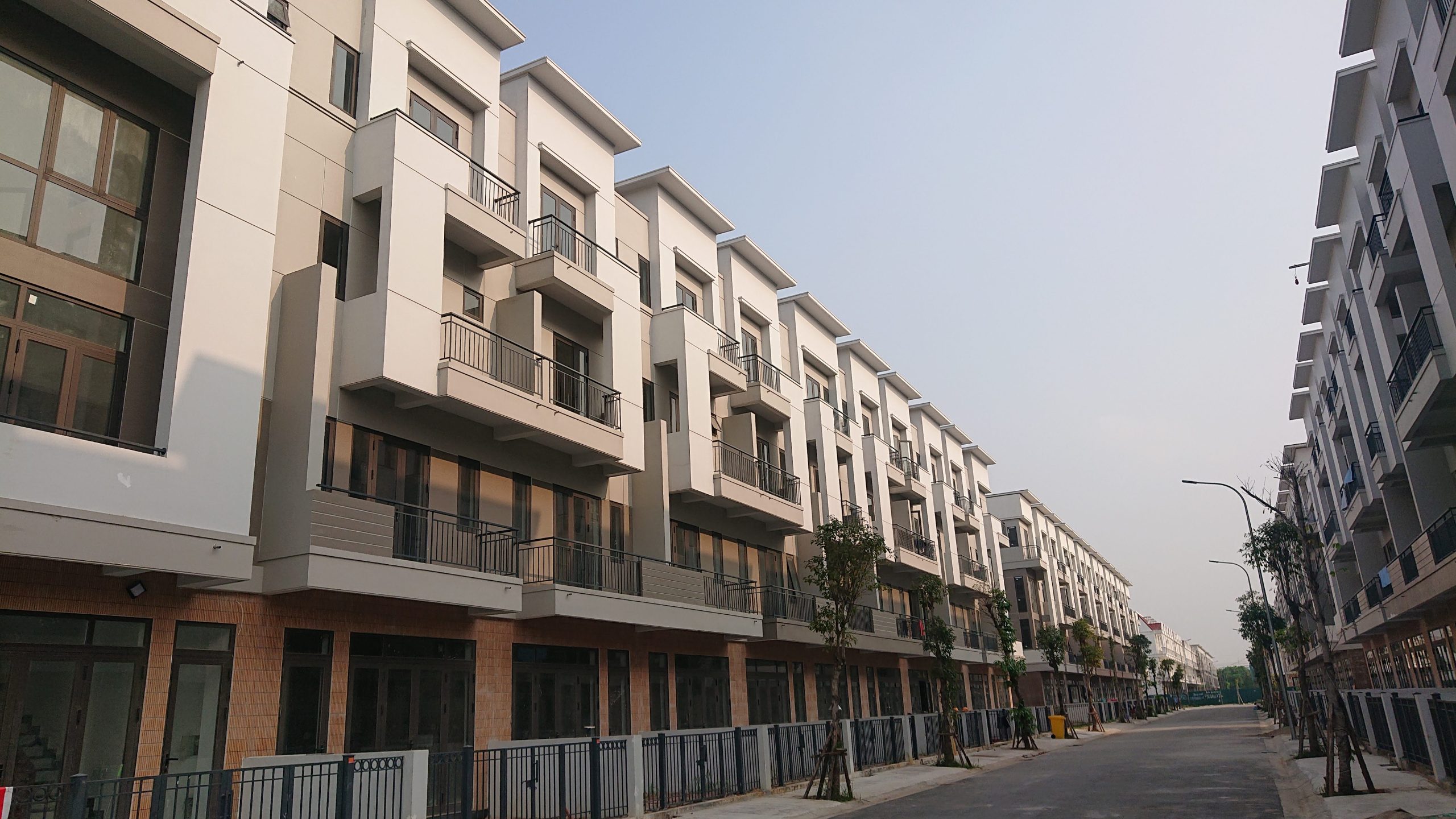 Liền kề 4 tầng chân đế chung cư, gần khu dân cư sầm uất