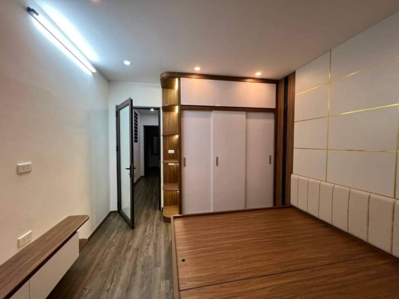 Phố Dịch Vọng, DT 144m², mặt tiền 8,8m, 13 tỷ 7