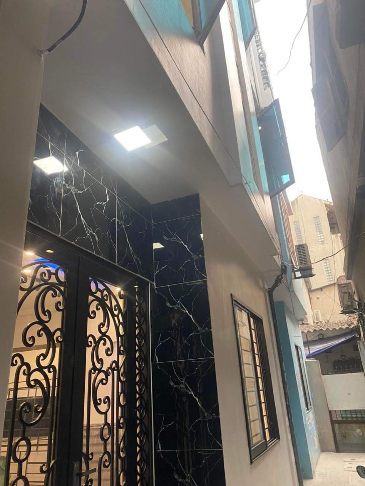 Chính chủ cần bán nhà mới xây trong ngõ 198 cầu giấy, dịch vọng. 32m, giá 4.1 tỉ, 5 tầng, mặt tiền 5.2m.