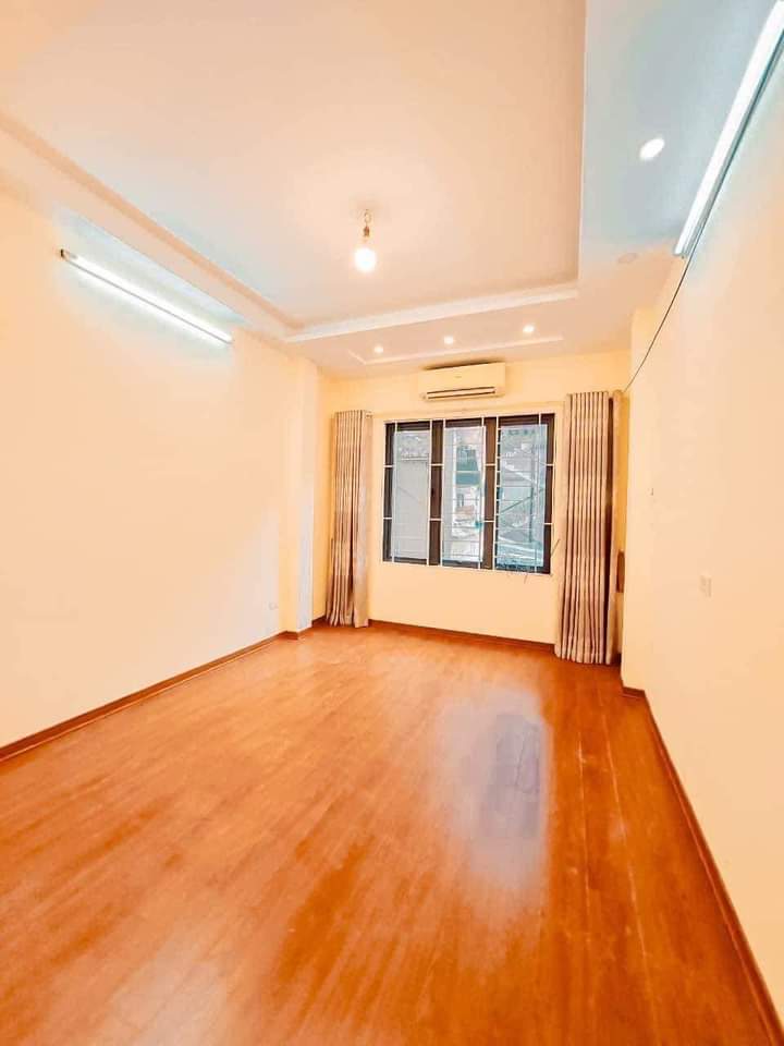 Bán nhà riêng phố Chùa Láng diện tích 40m × 5 tầng