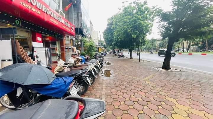 MẶT PHỐ VIP Hoàng Quốc Việt, VỈA HÈ ĐÁ BÓNG, KINH DOANH SẦM UẤT.