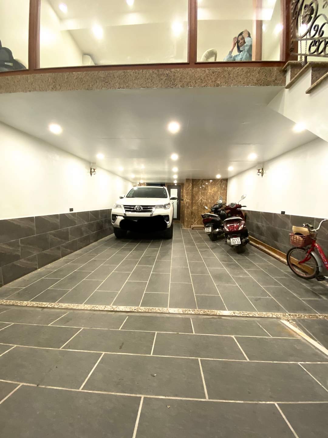 TOÀ NHÀ HOÀNG QUỐC VIỆT, VỈA HÈ, Ô TÔ TRÁNH, GARA 2 Ô TÔ, 2 MẶT NGÕ , 8 TẦNG THANG MÁY, KINH DOANH