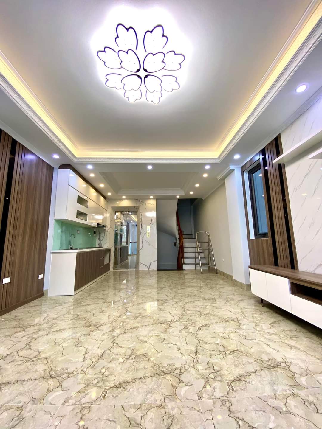 CHỈ 4.1 TỶ, 5 TẦNG, VIỆT HƯNG, LB, TẶNG FULL NỘI THẤT