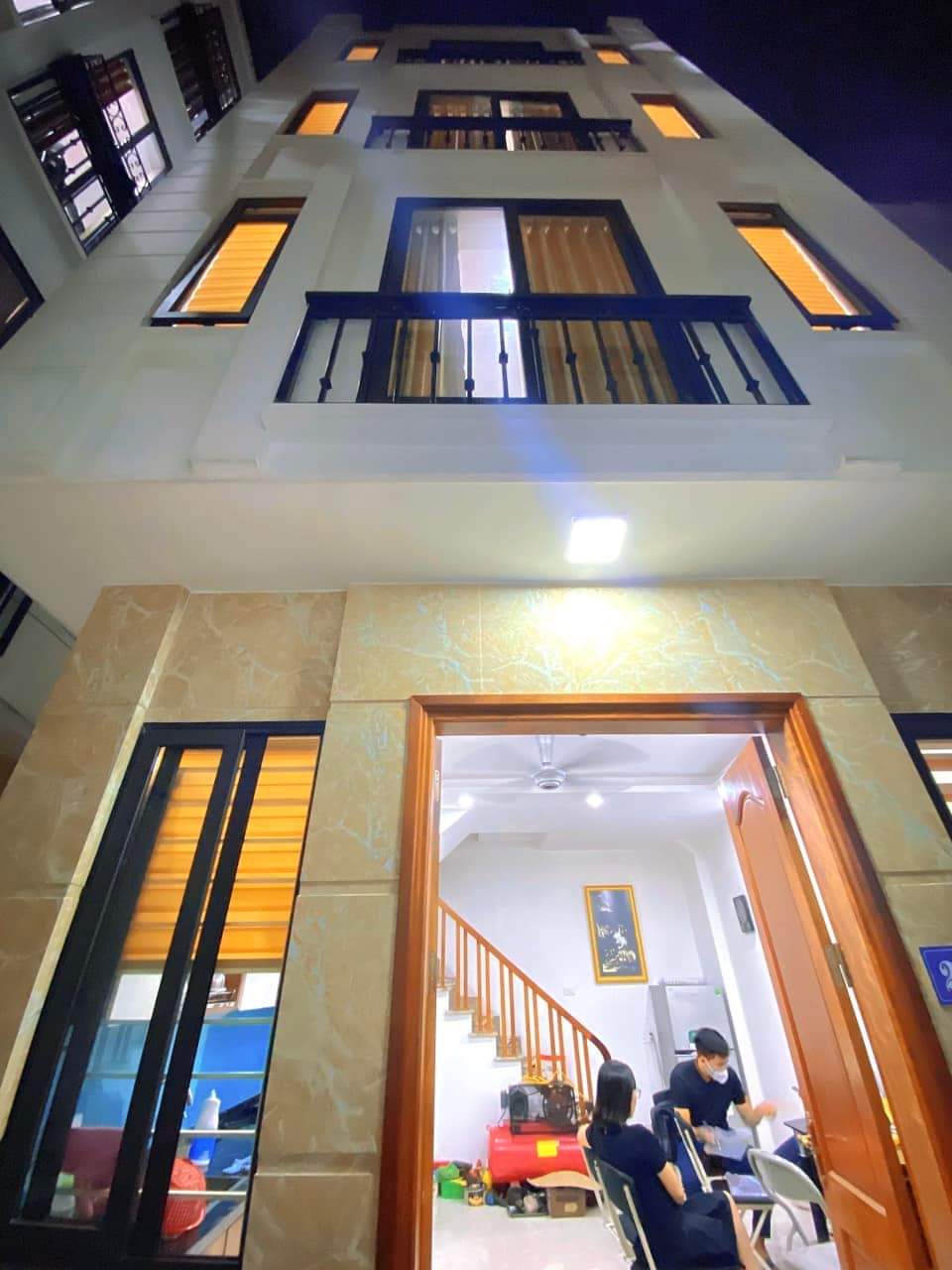 NHÀ MỚI CẦU GIẤY, 5 TẦNG , SÁT PHỐ, SỔ ĐỎ NỞ HẬU, AN SINH TUYỆT VỜI