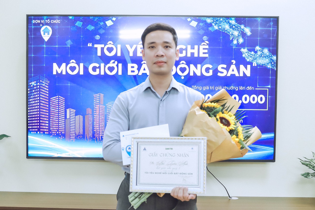 Giai nhi cuoc thi da duoc trao cho nha moi gioi Bui Tuan Anh