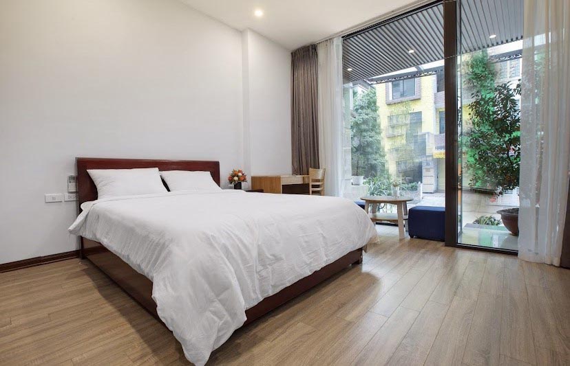 Hoàng Quốc Việt, DT 113m2 x 4 tầng, kinh doanh, ô tô, 23 tỷ