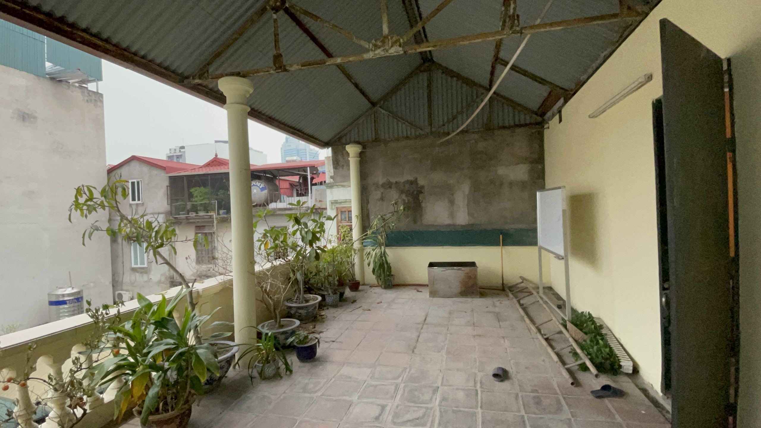 Cho thuê nhà riêng phố Lý Nam Đế, DT 60m x 4 tầng, MT 6m, nhà chia 4 phòng ngủ, ô tô đỗ cửa