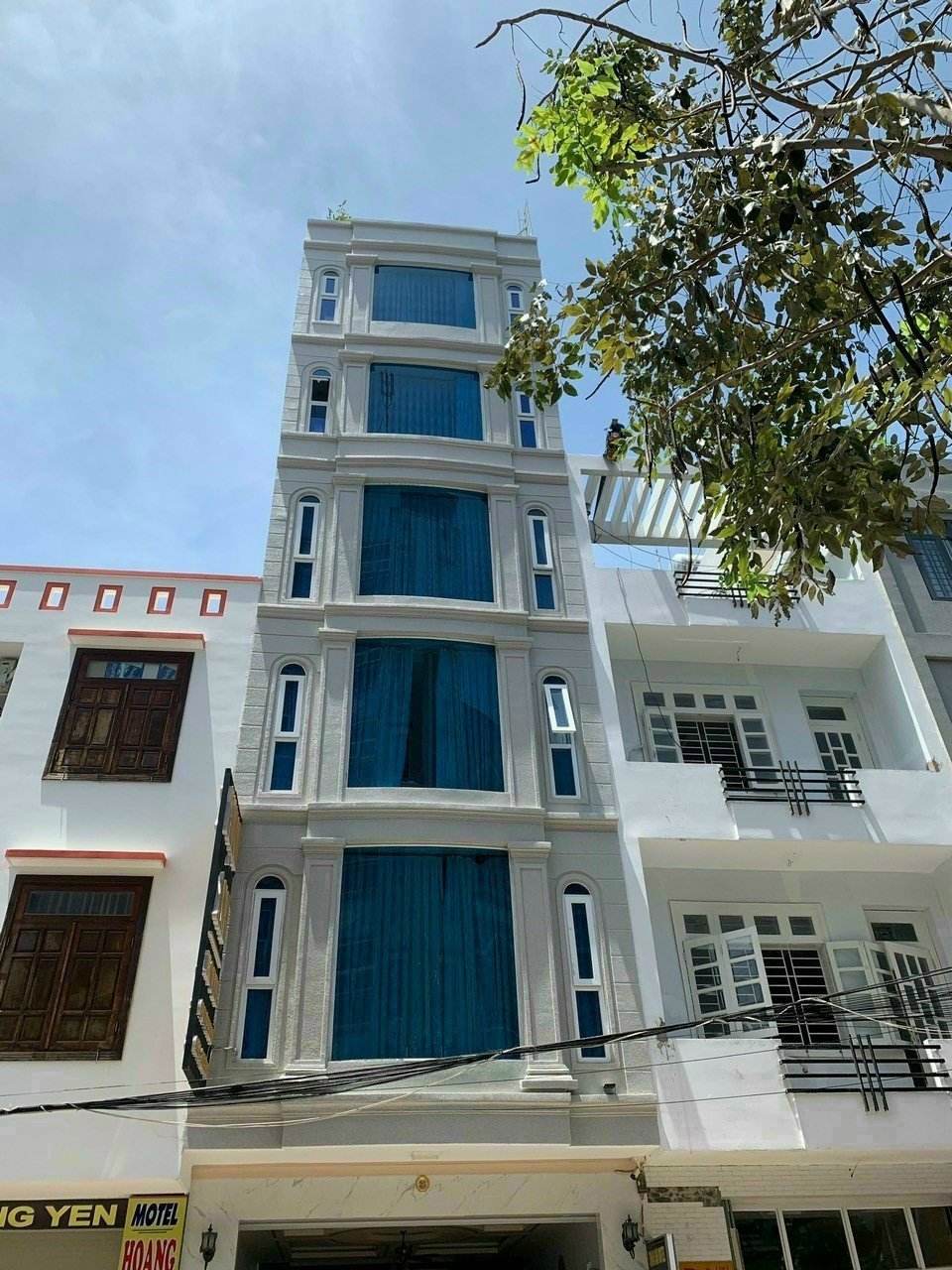 Bán khách sạn sang trọng kinh doanh sầm uất