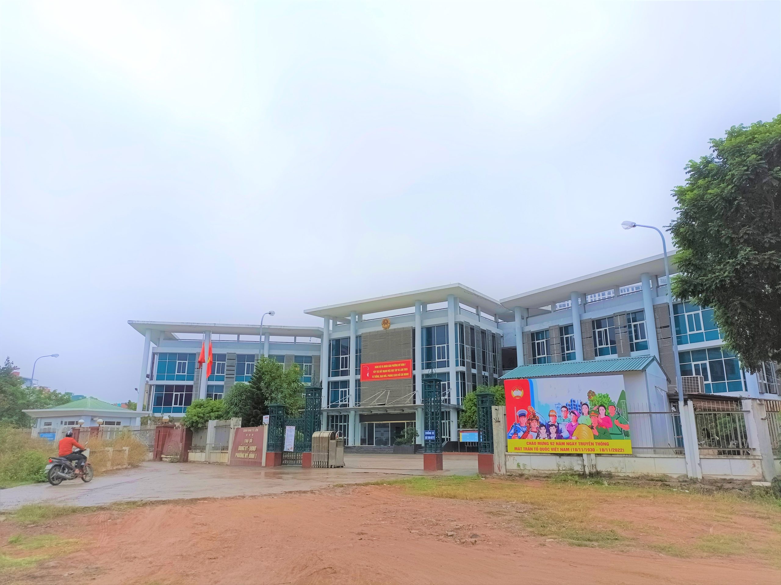 Hiếm! Bán gấp đất Đình Thôn, DT: 90m2, MT: 8m, 3 bước ra sân vận động, đường rộng 6m,