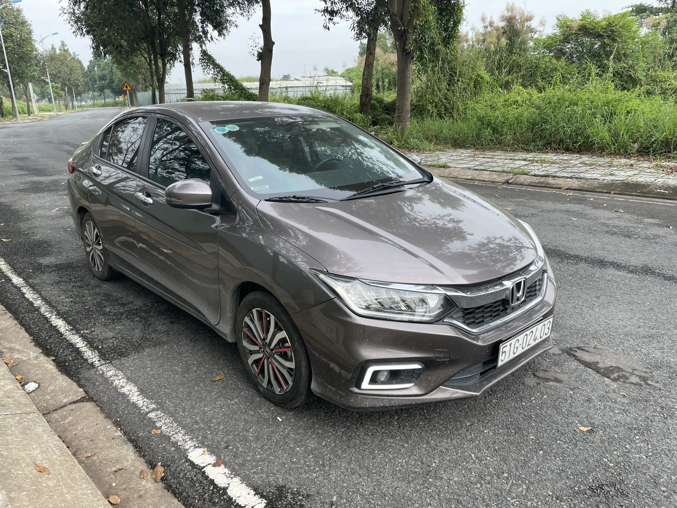 Cho thuê mặt tiền đối diện chợ và bến xe miền tây