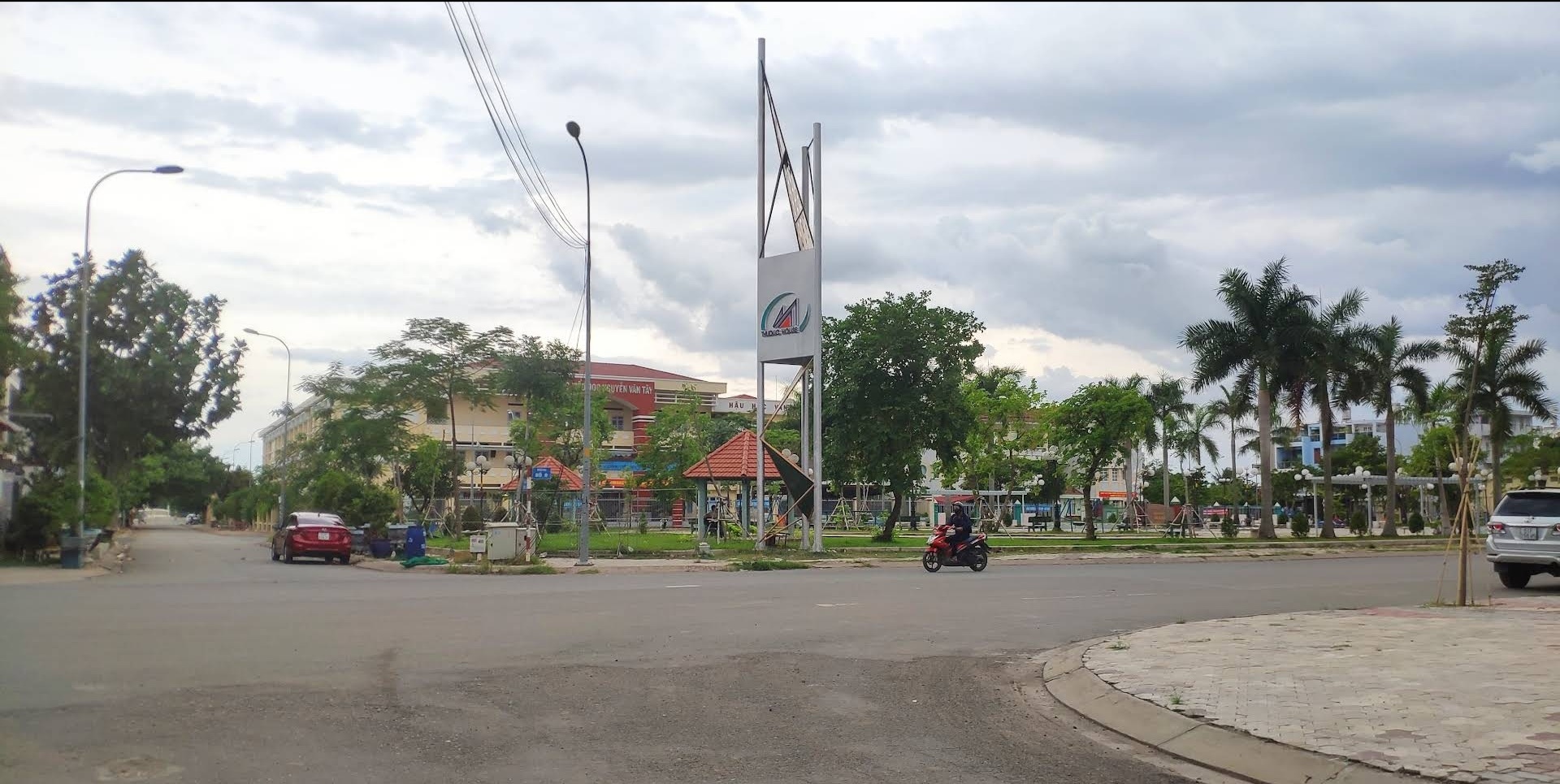 Thanh lý 5 lô đất đường Tú Xương, Hiệp Phú, Quận9,sổ riêng,120m2 giá 2 tỷ380 gần trường học các cấp