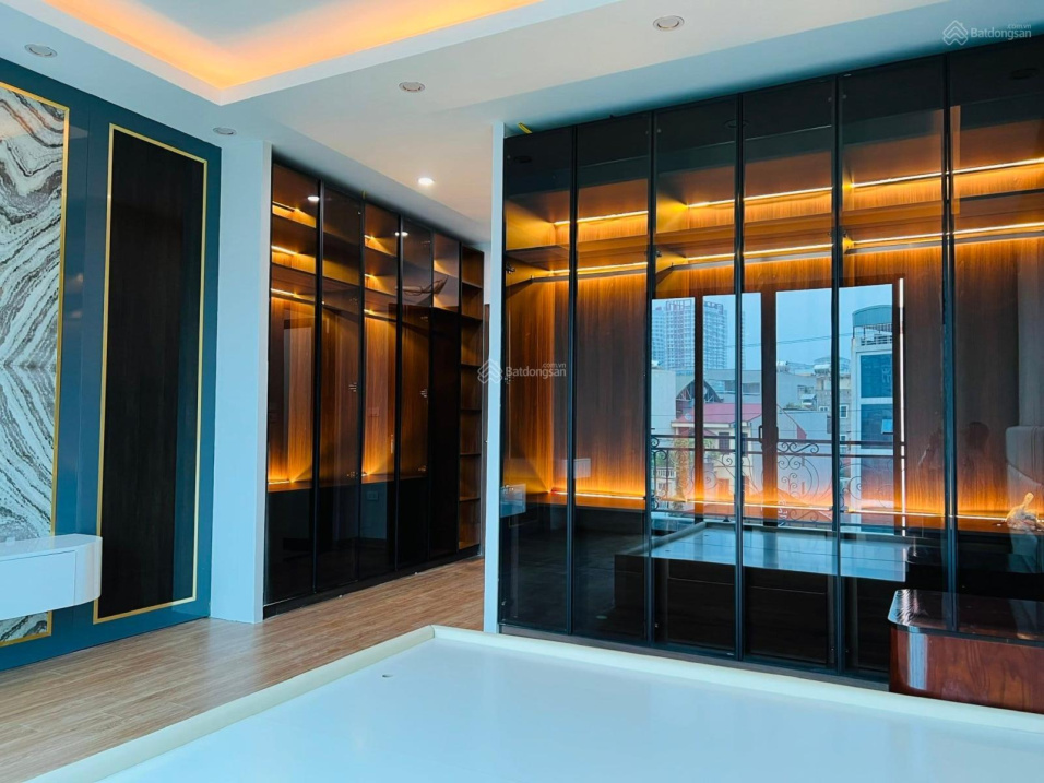 Siêu hiếm, tòa nhà 9 tầng cho thuê Trung Hòa, 124m2, ô tô đỗ cửa, tặng full nội thất, 27.7 tỷ
