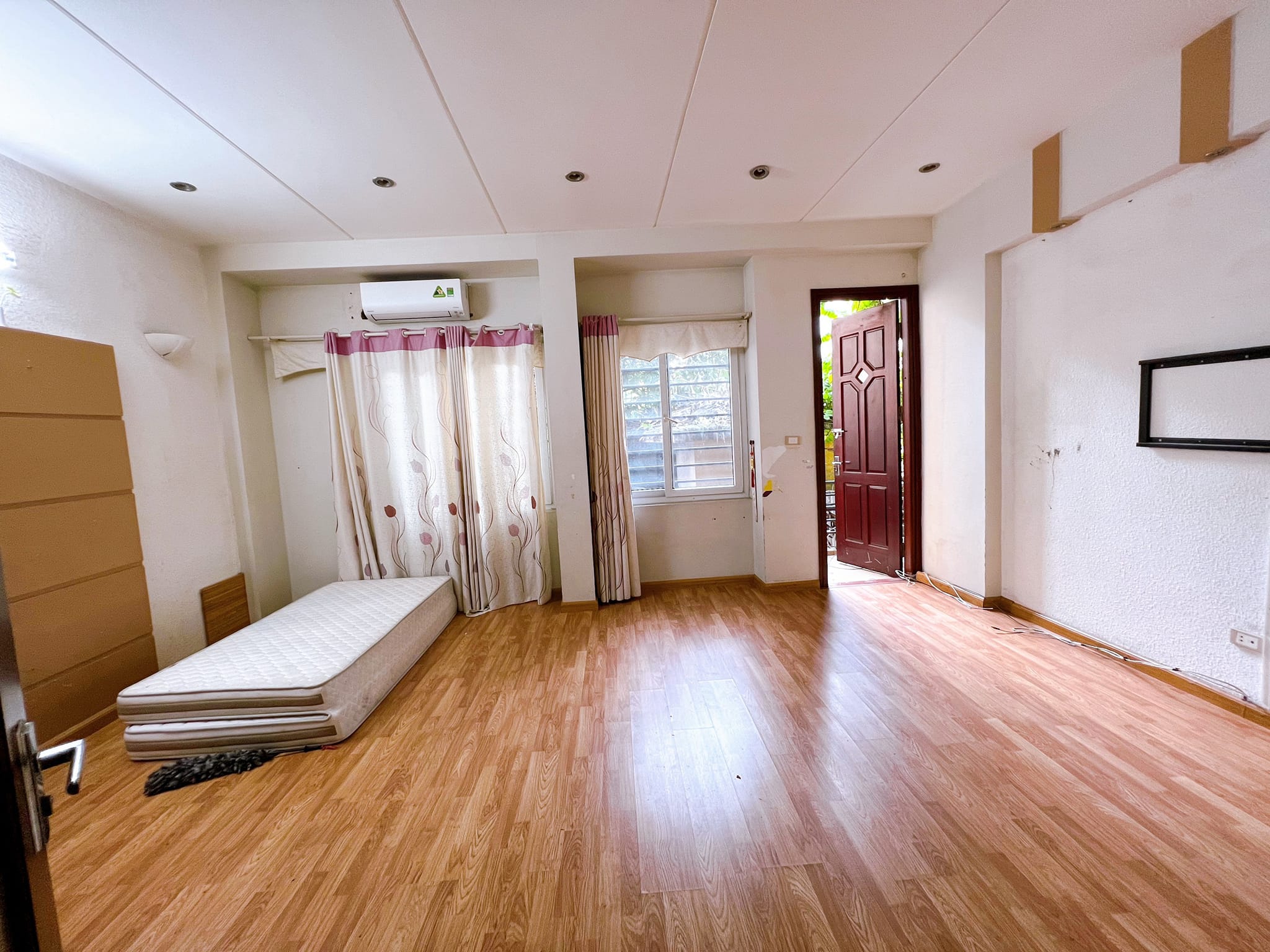 Bán nhà siêu đẹp Văn Cao, Ba Đình 40m, 4 tầng, 4 phòng ngủ, nhỉnh 6 tỷ, ô tô, kinh doanh.