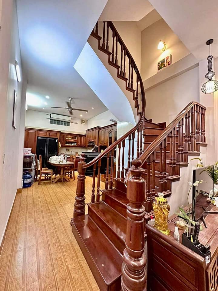 Bán nhà riêng có sổ đỏ Lạc Long Quân, Tây Hồ, 36m, 5 tầng, giá 5 tỷ.