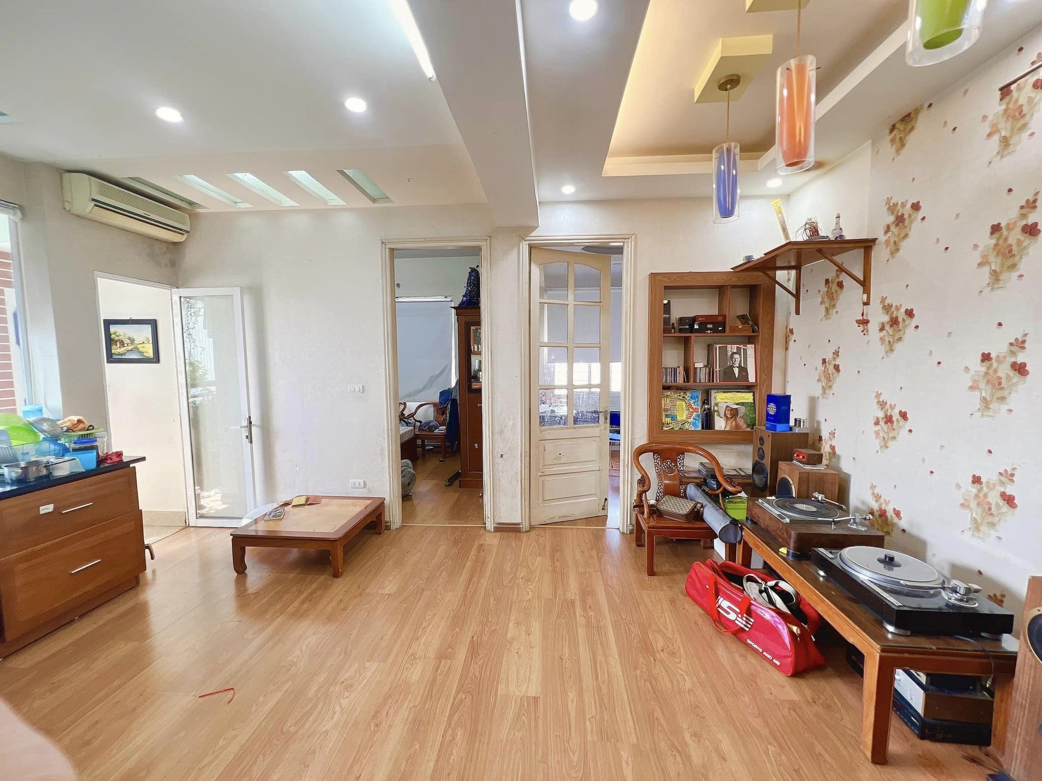 Bán căn hộ chung cư Dịch Vọng, Cầu Giấy 63m, 2 phòng ngủ, nhà đẹp ở luôn, giá 2 tỷ 730 triệu.