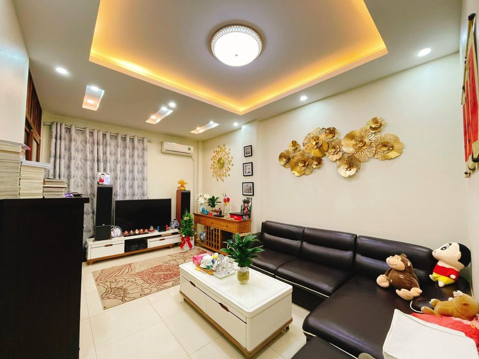 Bán nhà đường Âu Cơ, Tây Hồ, diện tích 37m2, 5 tầng, nhỉnh 5 tỷ, nhà đẹp ở luôn.