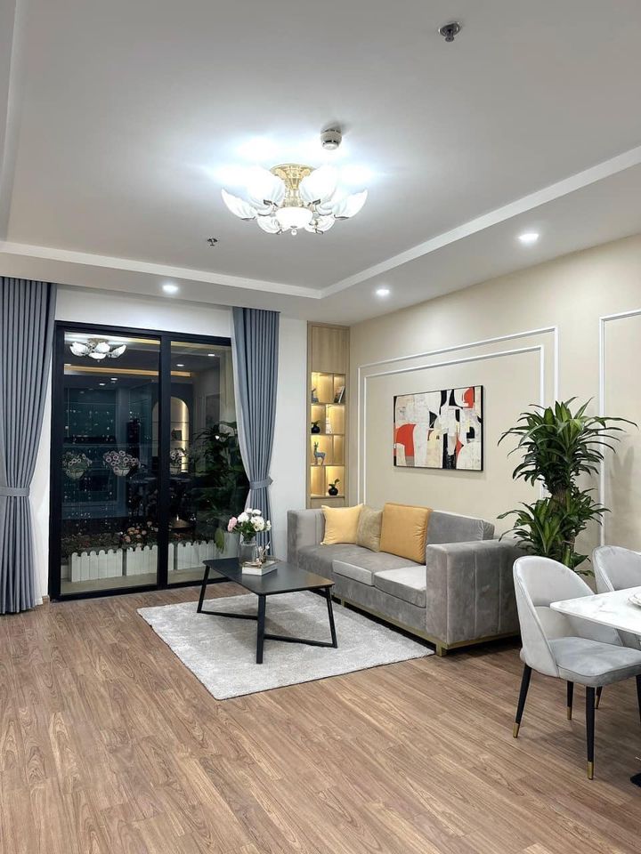 Bán nhà riêng Lạc Long Quân Tây Hồ. 37m2*5T, giá 4 tỷ 980 triệu, nhà đẹp ở luôn.