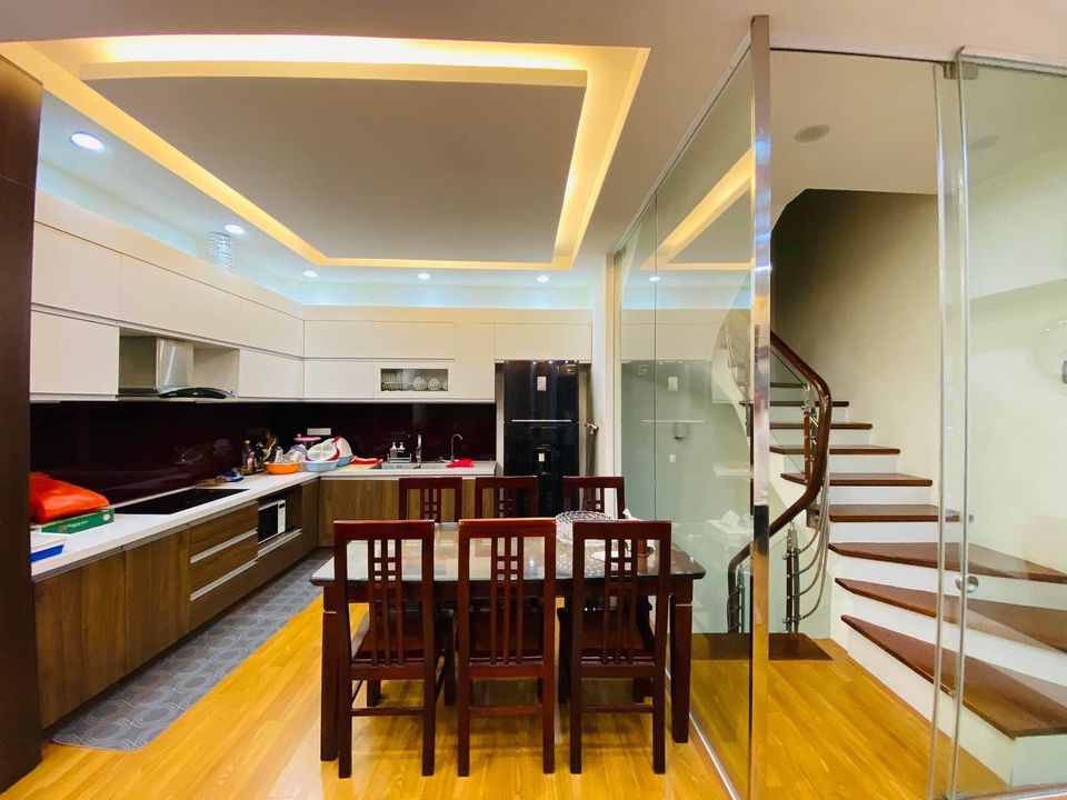 Chính chủ bán nhà 5 tầng xây ở rất chắc chắn, Âu Cơ, Tây Hồ cách 1 nhà ra phố.