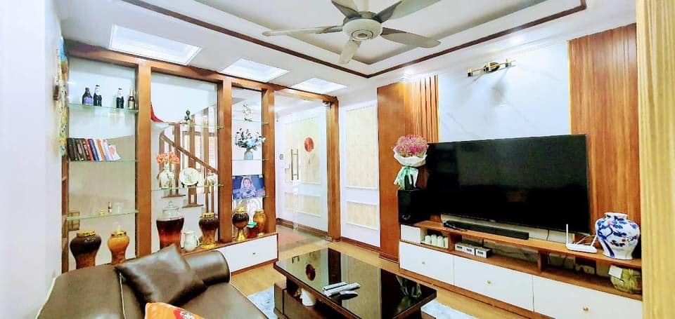 Bán nhà siêu đẹp Lạc Long Quân, Tây Hồ 40m, 4 tầng , nhỉnh 5 tỷ