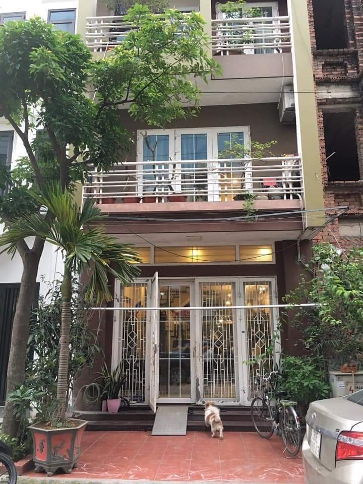 Nhà đẹp ở luôn 106 Hoàng Quốc Việt đường 10m để 4 ô tô dừng đỗ ngõ thông 85m chỉ 12 tỷ