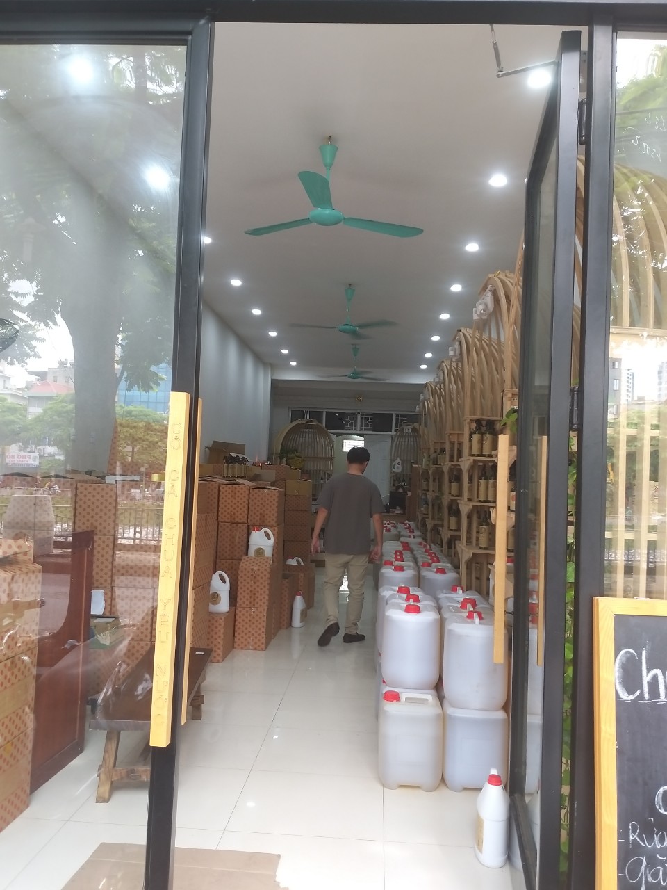 Cho thuê nhà mặt phố Xuân Thủy, 120m2, Mt: 4m, 1 tầng.