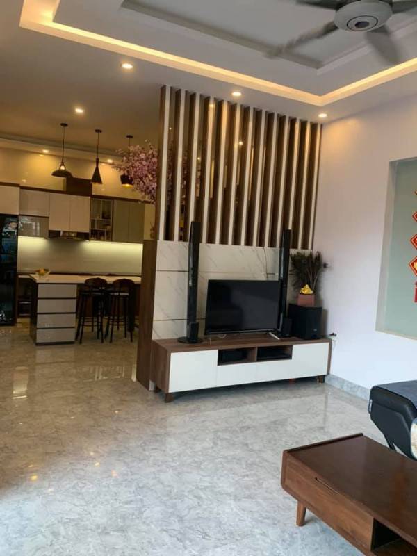 Bán gấp nhà ngõ 28 Tứ Liên giá 4.3 tỷ, 35mx5T, MT 4m, Mới đẹp