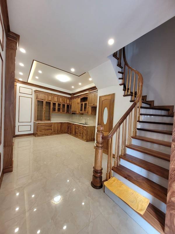 Bán nhà Ngõ 445 Lạc Long Quân. Oto vào nhà. DT: 42m. Giá 6.X tỷ