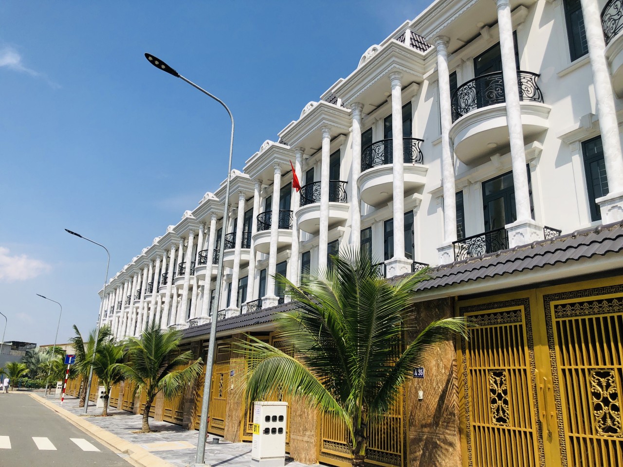 Bán nhà phố thương mại sổ sẵn ngay mặt tiền trung tâm Dĩ An, dọn vào ở ngay