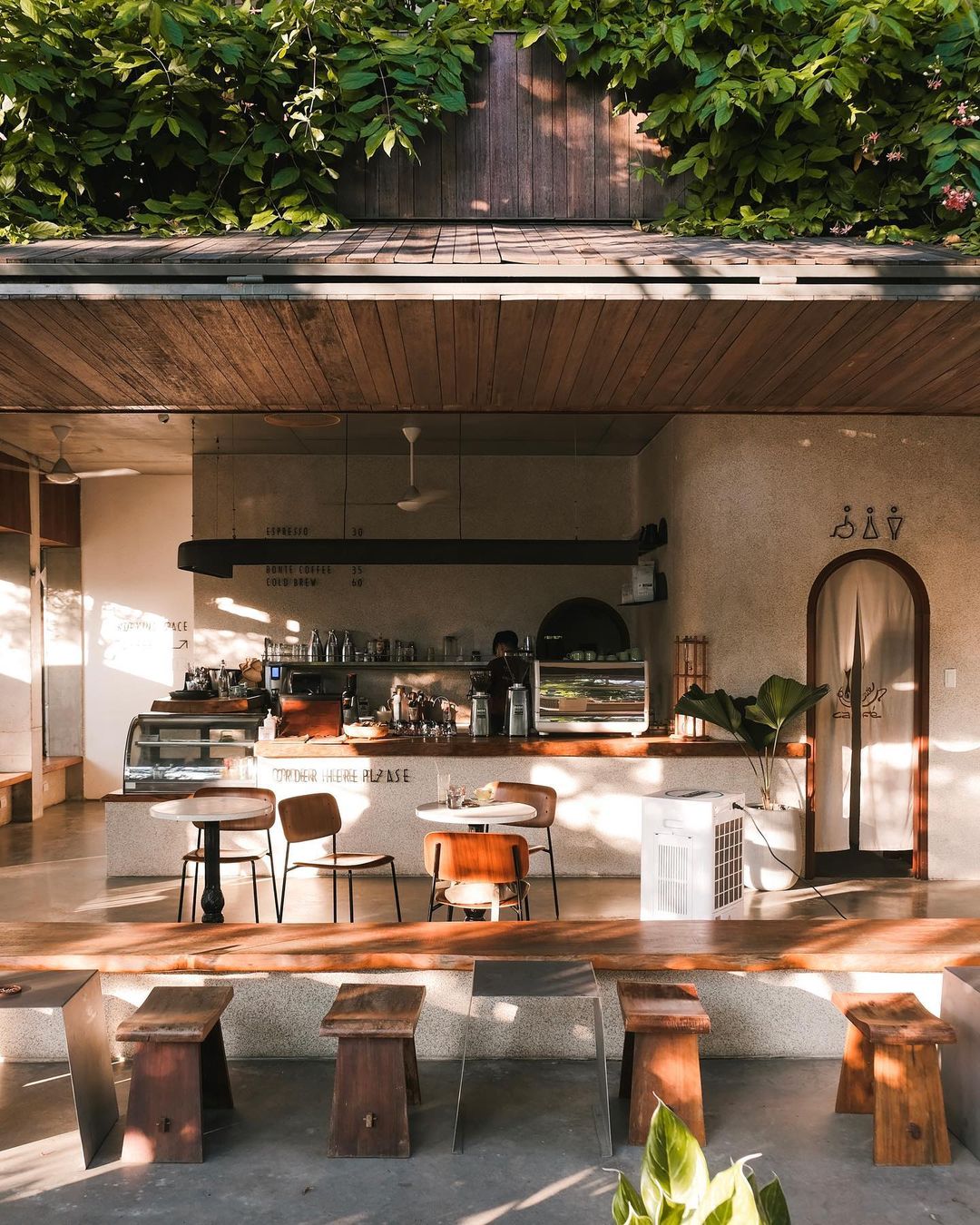 Cho thuê MBKD Cà phê, spa Đỉnh Lô góc 3 mặt tiền phố Lê Văn Thiêm 140m2 x mặt tiền 20m