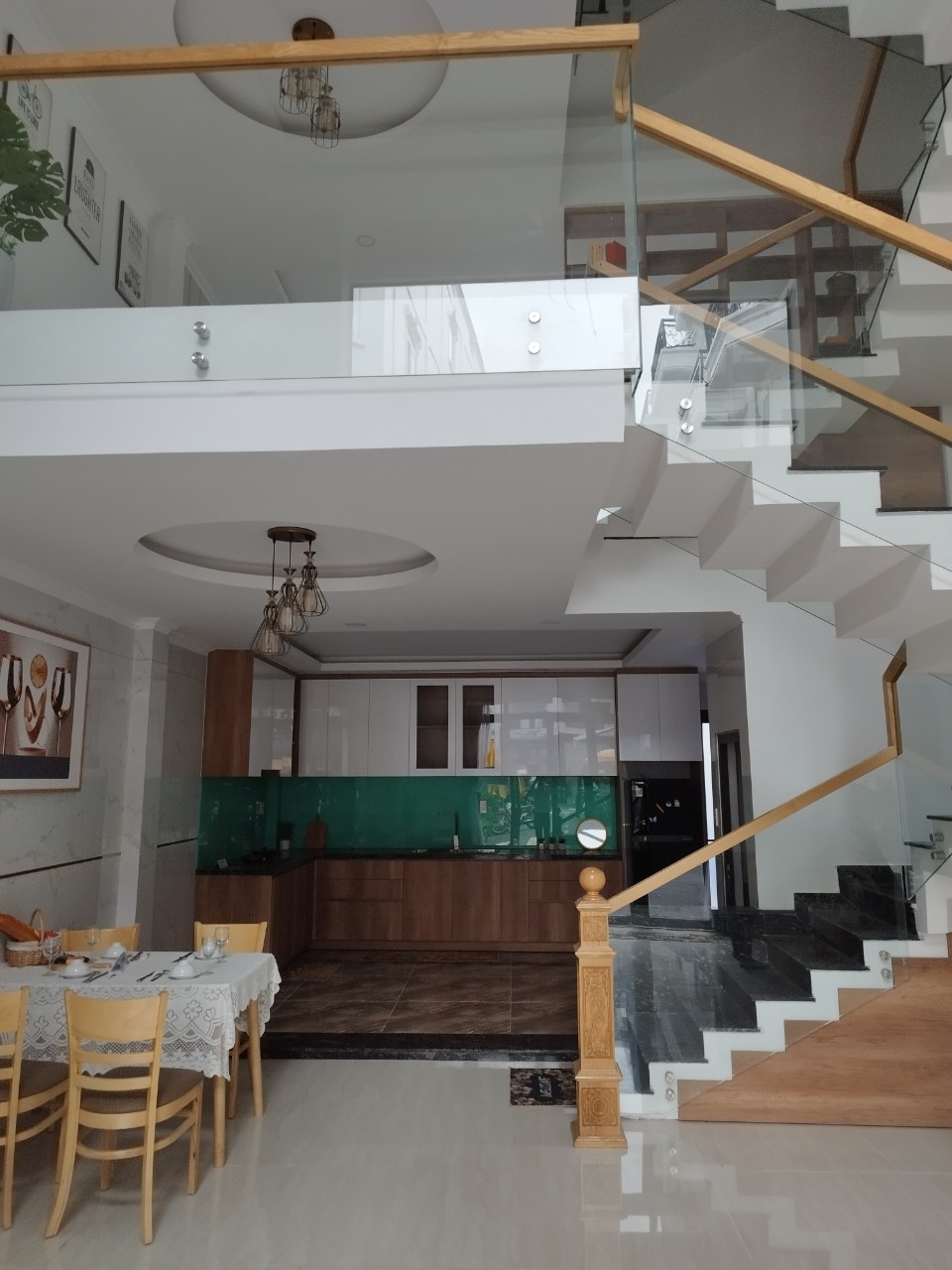 Chủ gửi bán căn nhà phố Quận 12 diện tích 75m2, sổ hồng sẵn có. Thương lượng giảm 200tr cho khách thiện chí