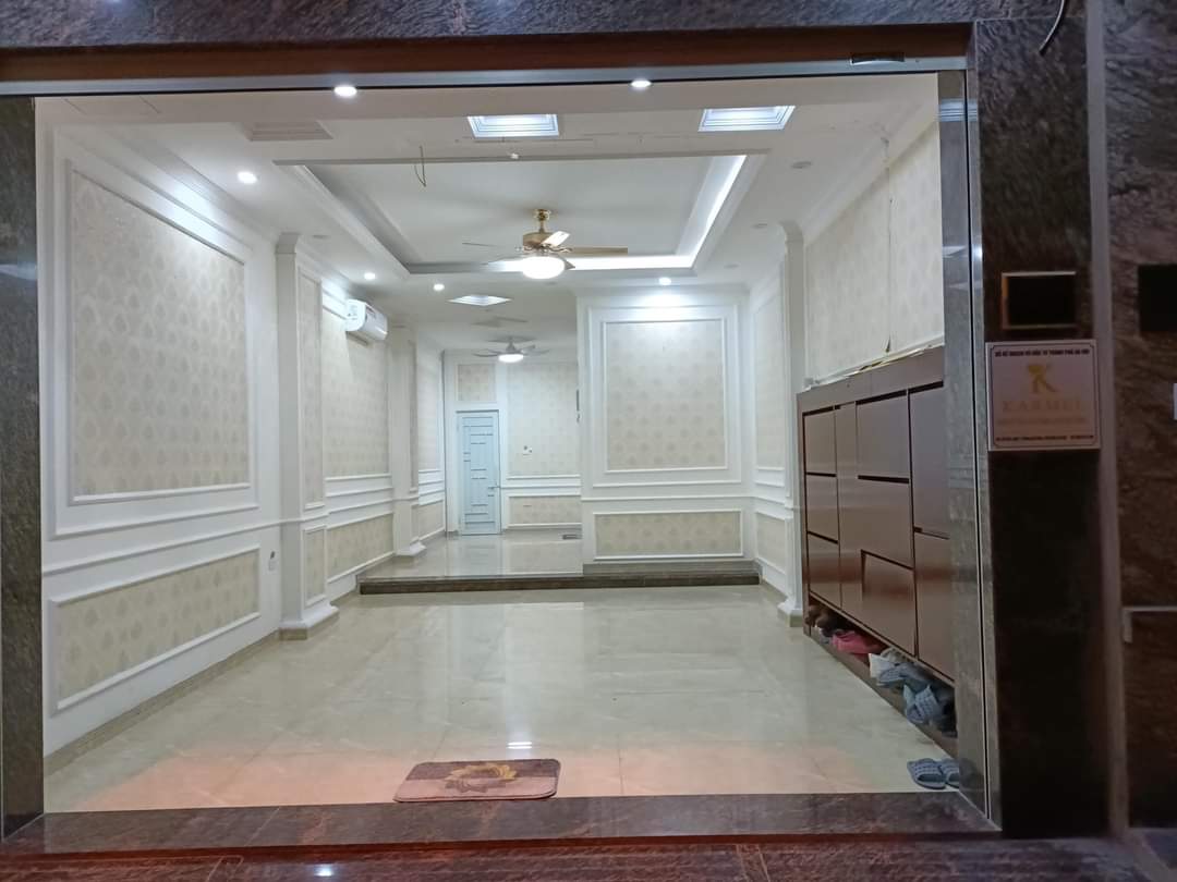 CẦM BÁN GẤP ! NHÀ ĐẸP HOÀNG QUỐC VIỆT - CẦU GIẤY - GARA- THANG MÁY - DT: 50M2X7T, GIÁ 10.7 TỶ.