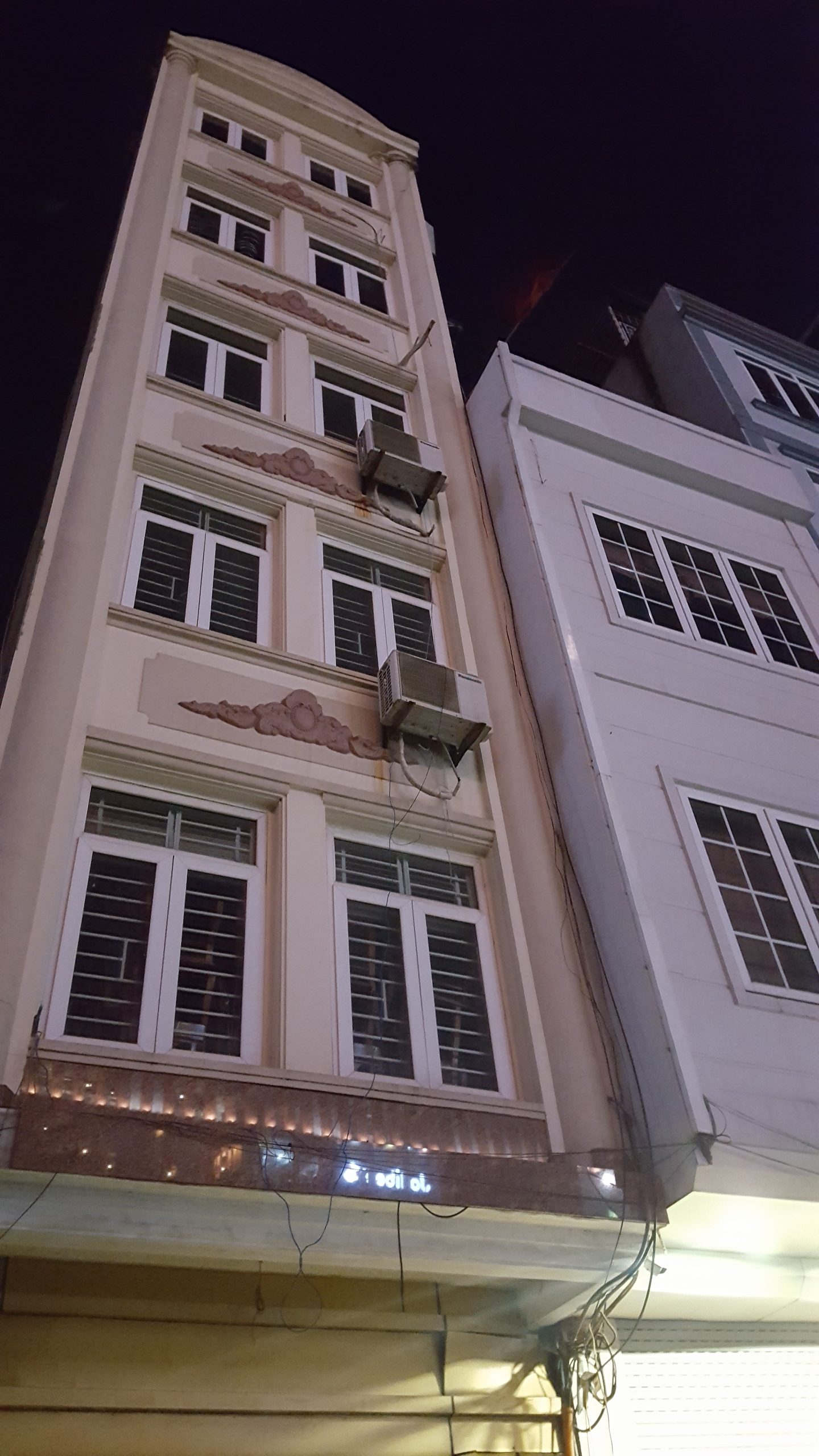 Nhà phố Trần Khát Chân, quận Hai Bà Trưng, 6 tầng, 8 phòng ngủ, ô chờ thang máy nhỉnh 6 tỷ