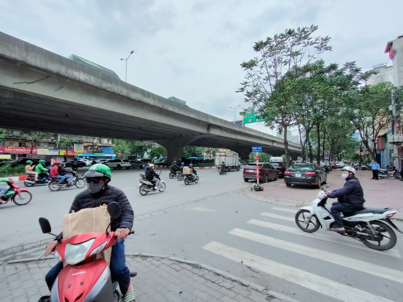 Măt phố vỉa hè đá bóng kinh doanh vô đich Nguyễn Trãi Hoa lệ 5 tầng, giá 5.5 tỷ